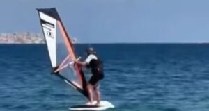A 99 anni sfida le onde della Sardegna: Mariuccia è la più anziana windsurfista d’Italia