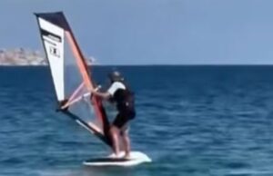 A 99 anni sfida le onde della Sardegna: Mariuccia è la più anziana windsurfista d’Italia
