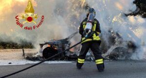 Tragedia sfiorata a Dorgali, auto prende fuoco sulla Sp 26: illesi i due occupanti