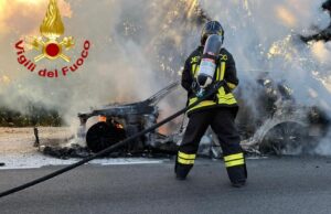 Tragedia sfiorata a Dorgali, auto prende fuoco sulla Sp 26: illesi i due occupanti