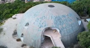 Costa Paradiso, l’influencer Lorenzo Maddalena visita la nota casa a cupola