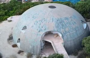 Costa Paradiso, l’influencer Lorenzo Maddalena visita la nota casa a cupola