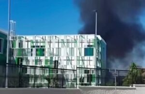 Incendio a Cagliari, le fiamme avvolgono alcuni capannoni in viale Elmas