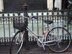 Cagliari, niente più biciclette incatenate ai pali: previste sanzioni fino a 300 euro