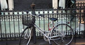 Cagliari, niente più biciclette incatenate ai pali: previste sanzioni fino a 300 euro