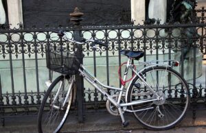 Cagliari, niente più biciclette incatenate ai pali: previste sanzioni fino a 300 euro