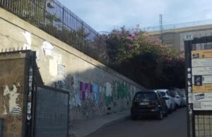 Cagliari, masse di rifiuti nel parcheggio di via Trentino: accessi contingentati