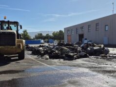 Incendio ad Arborea, le fiamme divampano in un capannone dei rifiuti