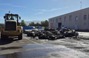 Incendio ad Arborea, le fiamme divampano in un capannone dei rifiuti