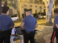 Cagliari, stretta su Piazza del Carmine: una donna minaccia i militari e si denuda
