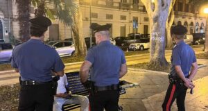 Cagliari, stretta su Piazza del Carmine: una donna minaccia i militari e si denuda