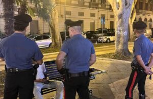 Cagliari, stretta su Piazza del Carmine: una donna minaccia i militari e si denuda