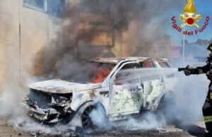 Paura a Tramatza, auto prende fuoco nell’area di sosta