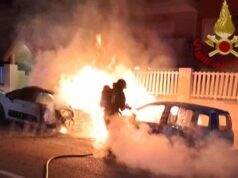Cagliari, fiamme nella notte in via Tiepolo: due auto distrutte