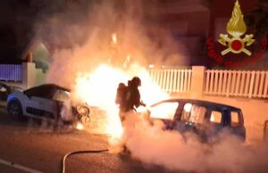 Cagliari, fiamme nella notte in via Tiepolo: due auto distrutte