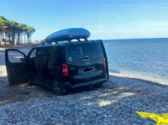 Siniscola, entra in spiaggia con il van e rimane impantanato: multato turista