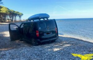 Siniscola, entra in spiaggia con il van e rimane impantanato: multato turista