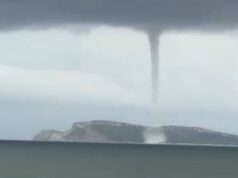 Maltempo a Cagliari, al Poetto si eleva un’imponente tromba marina | Video