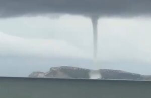 Maltempo a Cagliari, al Poetto si eleva un’imponente tromba marina | Video