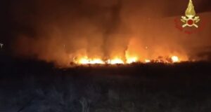 Paura nella notte a Olbia: vasto incendio minaccia l’aeroporto