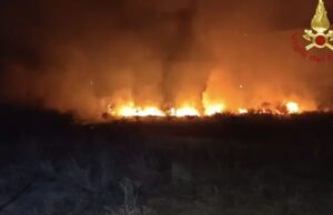 Paura nella notte a Olbia: vasto incendio minaccia l’aeroporto