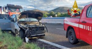 Agrustos, auto fuori strada sulla 131 Dcn: due feriti lievi e traffico rallentato