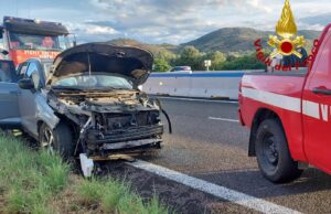 Agrustos, auto fuori strada sulla 131 Dcn: due feriti lievi e traffico rallentato