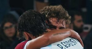 Cagliari-Inter, l’abbraccio dei fratelli Esposito: anche i genitori all’Unipol Domus