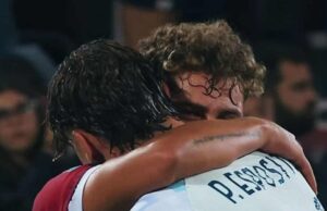 Cagliari-Inter, l’abbraccio dei fratelli Esposito: anche i genitori all’Unipol Domus