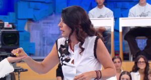 Riparte Amici 25, alla prima puntata è show di Geppi Cucciari