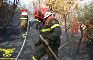 Sardegna, oggi 13 incendi sul territorio regionale: elicottero in azione a Turri
