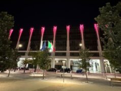Cagliari, il palazzo del Consiglio regionale si illumina di rosa: ecco il motivo