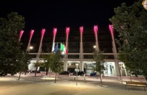 Cagliari, il palazzo del Consiglio regionale si illumina di rosa: ecco il motivo