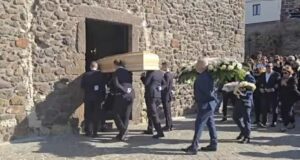 Castelsardo in silenzio per l’addio a Cinzia Pinna