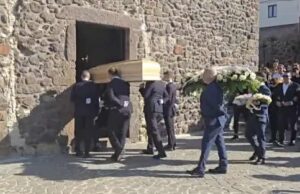 Castelsardo in silenzio per l’addio a Cinzia Pinna