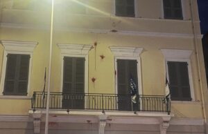 Cagliari, vernice rossa sull’ufficio del deputato Deidda
