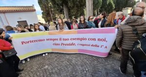 Addio a Pino Tilocca, i suoi alunni in cimitero: “Per sempre con noi”