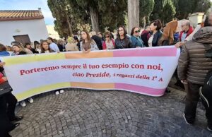 Addio a Pino Tilocca, i suoi alunni in cimitero: “Per sempre con noi”