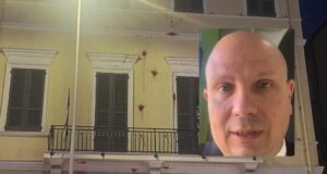 Cagliari, imbrattano sede Fratelli d’Italia durante corteo per Gaza: “Vandali”