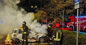 Incendio a Olbia, tre automobili parcheggiate distrutte dalle fiamme