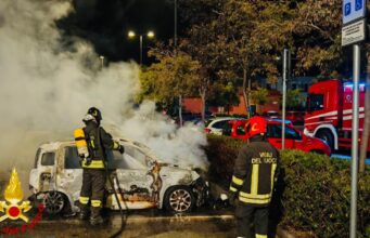 Incendio a Olbia, tre automobili parcheggiate distrutte dalle fiamme