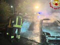 Macomer, incendio nella notte: distrutte due auto in via Don Milani