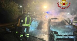 Macomer, incendio nella notte: distrutte due auto in via Don Milani