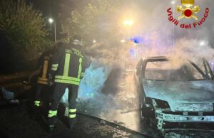 Macomer, incendio nella notte: distrutte due auto in via Don Milani