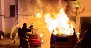 Paura a Quartu Sant’Elena: le fiamme avvolgono due auto parcheggiate