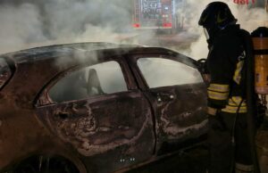 Incendio a Uta, un rogo distrugge un’automobile: avviate le indagini
