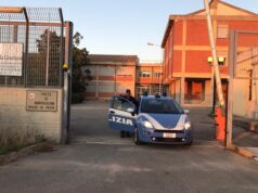 Tragedia a Porto Pino, migrante morto in un barchino: arrestati due scafisti