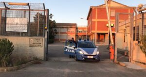 Tragedia a Porto Pino, migrante morto in un barchino: arrestati due scafisti