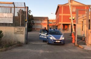 Tragedia a Porto Pino, migrante morto in un barchino: arrestati due scafisti