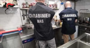 Controlli nei supermercati del Sulcis, irregolarità igieniche e una sanzione